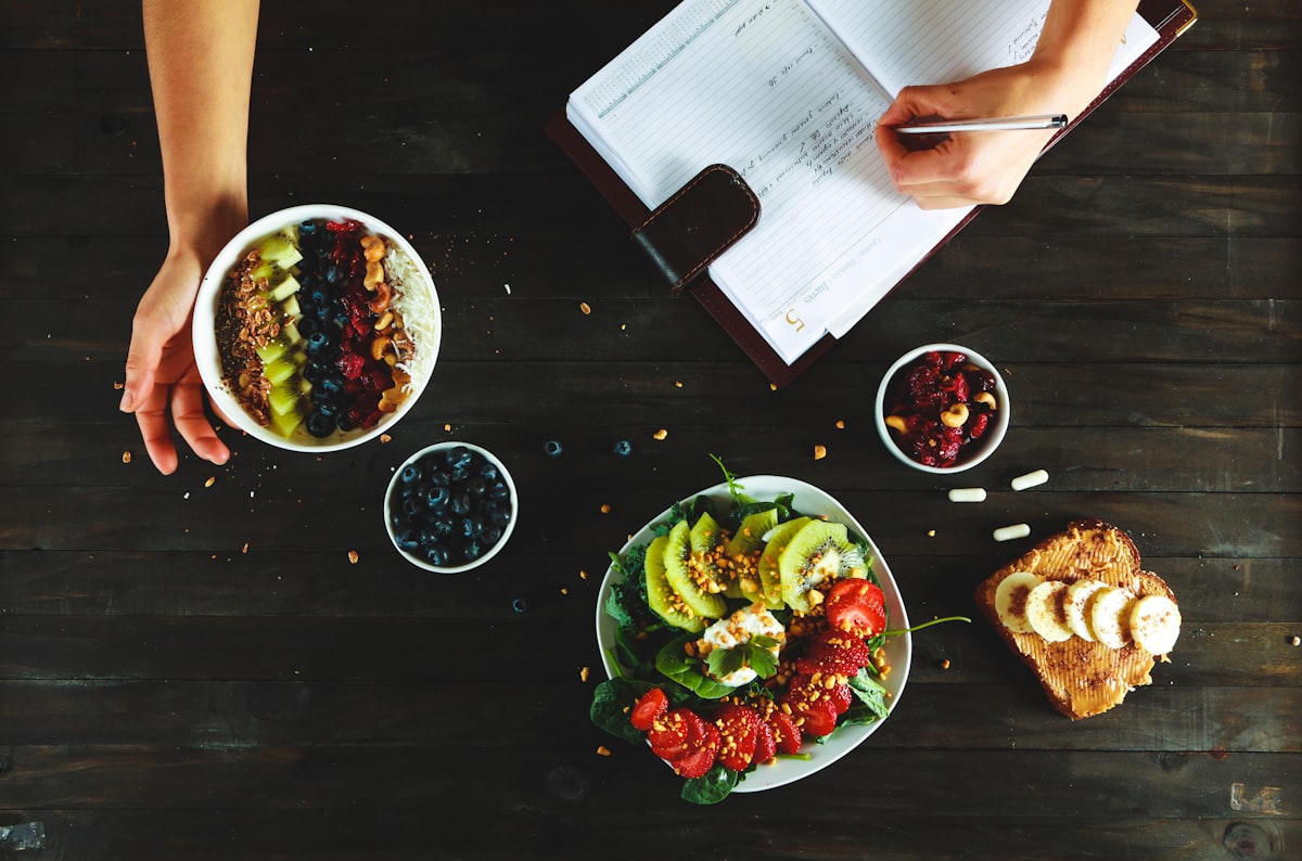 Profesionales nutricionistas en consulta de bienestar